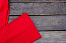 Czarna koszula w zestawie z czerwonymi spodniami – czy to dobrze połączenie?